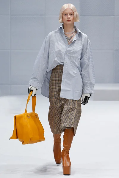 Look 18